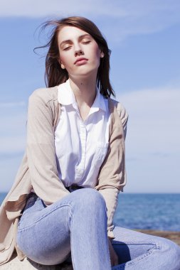 basit bir elbise uzun siyah saçlı güzel kız oturuyor