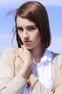 basit bir elbise uzun siyah saçlı güzel kız oturuyor