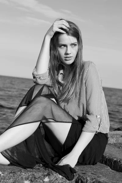 Portrait d'une belle fille qui pose près de la mer — Photo