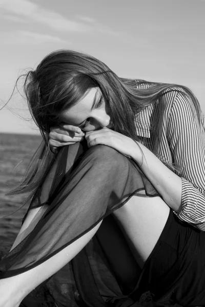 Portret van een mooi meisje die poseren in de buurt van de zee — Stockfoto