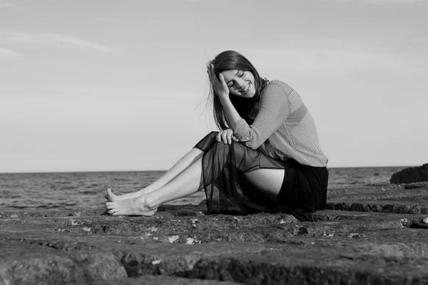 美しい少女の肖像画、海に近いポーズ人 — ストック写真