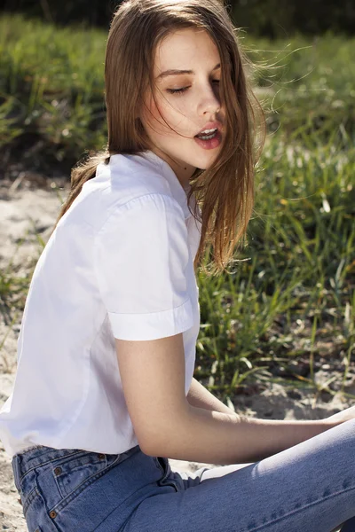 Hermosa chica con el pelo largo y oscuro en un vestido simple —  Fotos de Stock