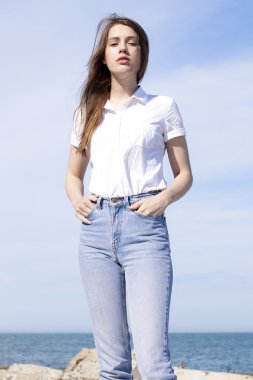 Düz kıyafetlerini giymiş genç güzel kız