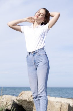 Düz kıyafetlerini giymiş genç güzel kız