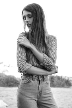 Düz kıyafetlerini giymiş genç güzel kız