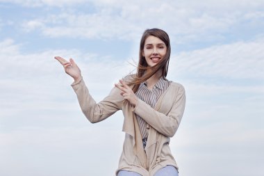 basit bir elbise uzun siyah saçlı güzel kız oturuyor