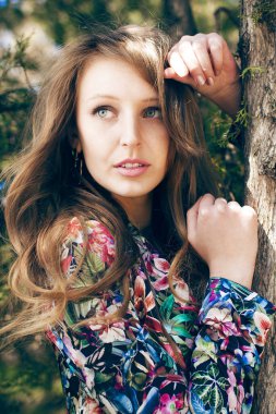 güzel genç kız kameraya poz