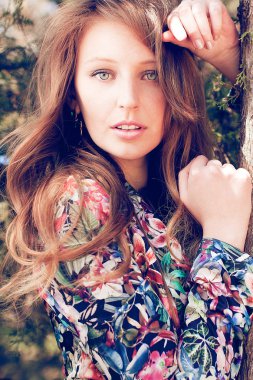 güzel genç kız kameraya poz