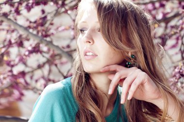 güzel genç kız kameraya poz