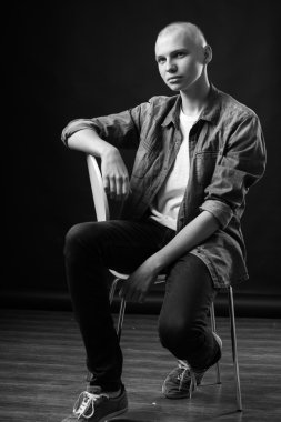 Genç adam kameraya poz veriyor.