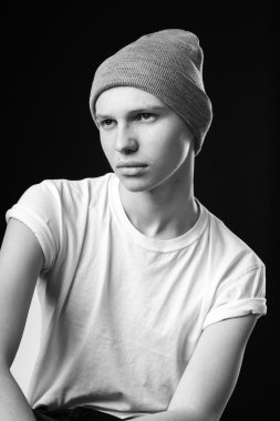 Genç adam kameraya poz veriyor.