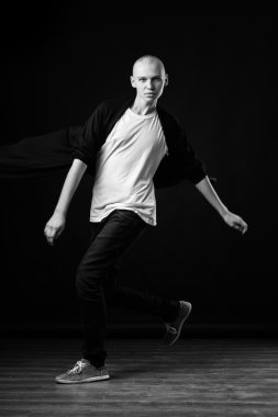 Genç adam kameraya poz veriyor.