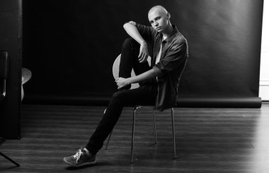 genç adam osing kamera için