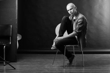 genç adam osing kamera için