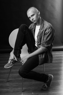 genç adam osing kamera için