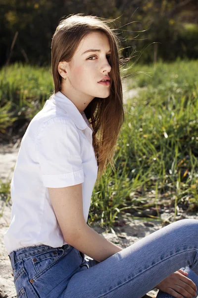 Menina bonita com cabelo escuro longo em um vestido simples — Fotografia de Stock