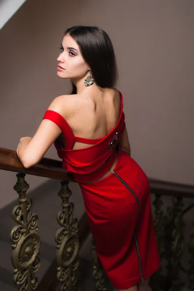 Retrato de mujer elegante en un vestido simple de lujo sobre fondo blanco hermosas ventanas — Foto de Stock