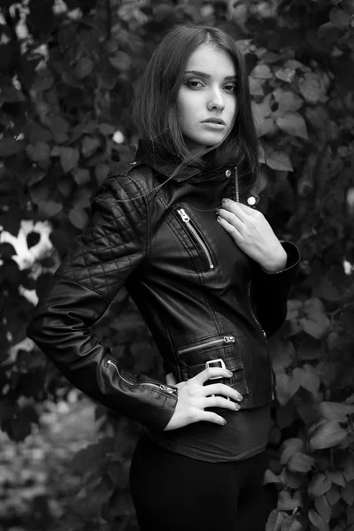 Модное черно-белое фото из журнала — стоковое фото