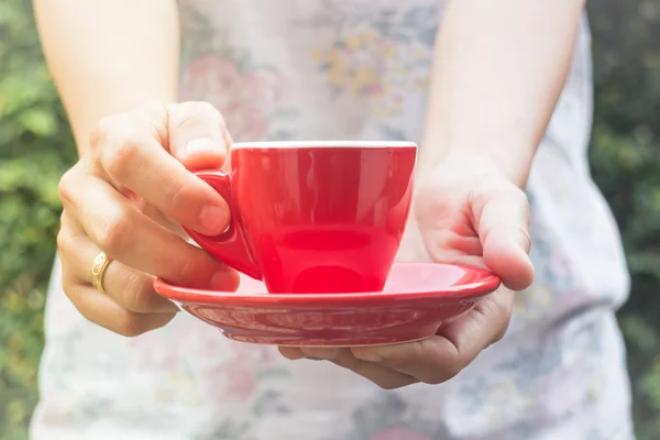 Mano en taza de café con filtro vintage — Foto de Stock