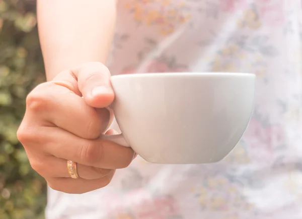 Main sur une tasse de café avec filtre vintage — Photo