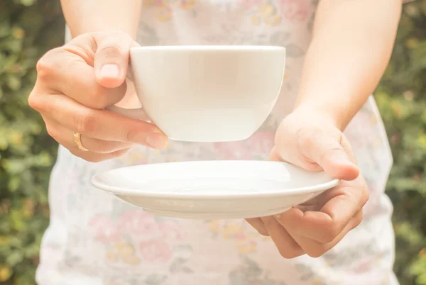 Mano en taza de café con filtro vintage —  Fotos de Stock