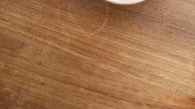 Eldivenli elini tut bir fincan kahve