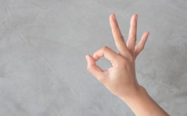 El eylem hareketi gri arka plan üzerinde