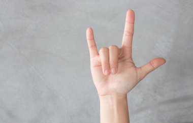 El eylem hareketi gri arka plan üzerinde