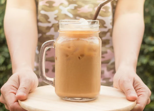 Hand hålla glas iskallt kaffe med vintage filtereffekten — Stockfoto