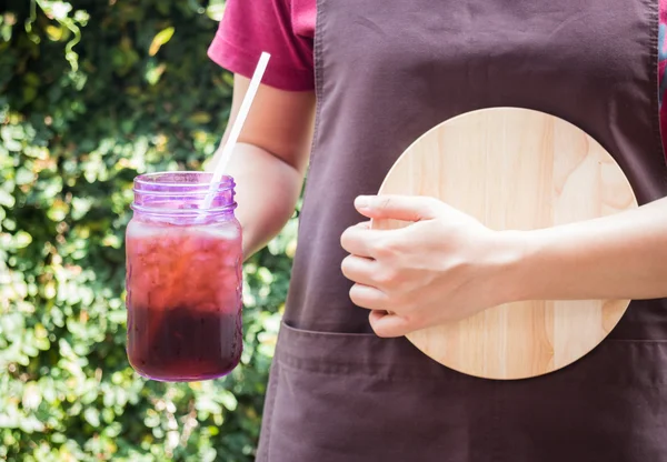 Barista serviert schwarzen Eiskaffee — Stockfoto