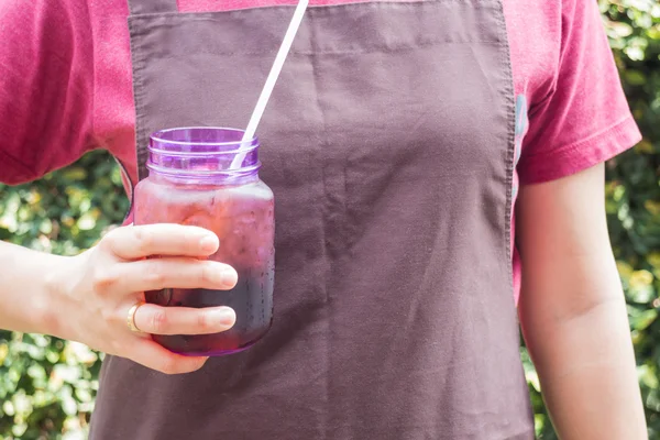 Barista portie iced zwarte koffie — Stockfoto