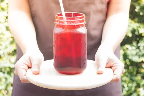 Barista serviert schwarzen Eiskaffee mit Vintage-Filtereffekt — Stockfoto