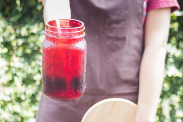 Barista servering iced svart kaffe — Stockfoto