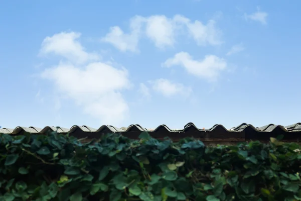 Blauer Himmel auf dem Dach — Stockfoto