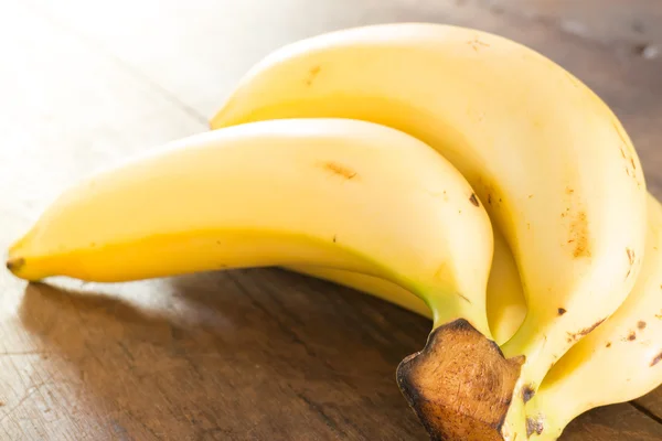 Banana na brązowym tle drewniane — Zdjęcie stockowe