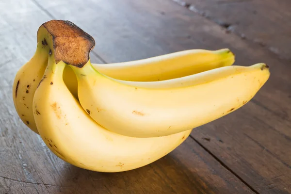 Banana na brązowym tle drewniane — Zdjęcie stockowe