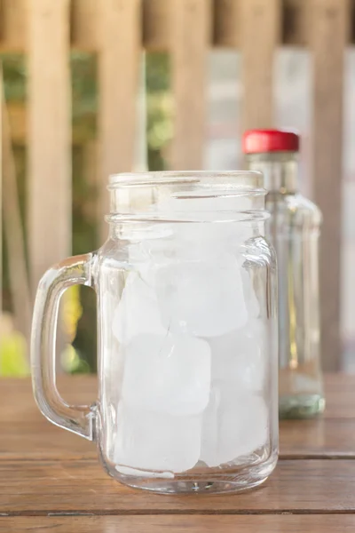 Eau potable et verre glacé — Photo