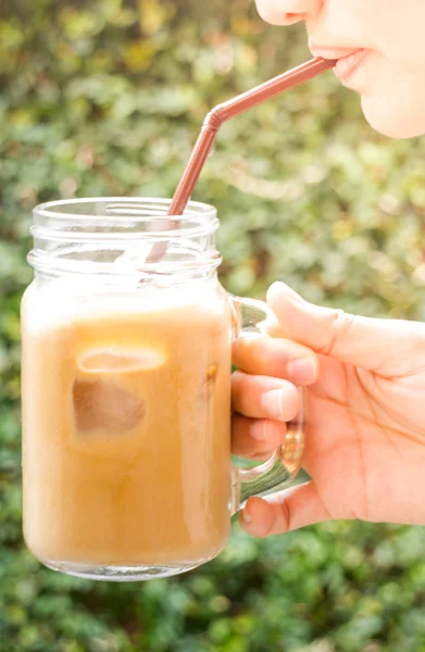 Gelukkige vrouw, drinken van koude koffie met vintage filtereffect — Stockfoto