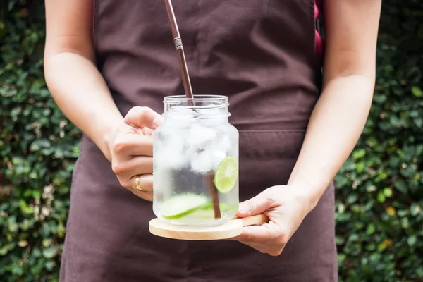 Dietní vápno Infused detoxikační vody — Stock fotografie