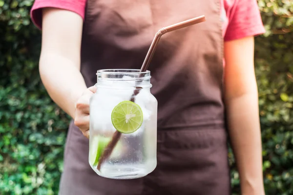 Chaux alimentaire Eau de désintoxication infusée — Photo