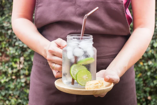 Boter scone en kalk Infused detox water — Stockfoto