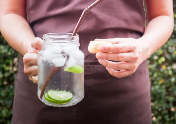 Mazanec máslo a vápno Infused detoxikační vody — Stock fotografie