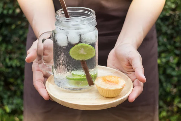 Mini fruit jam tart en lime Infused detox water — Stockfoto