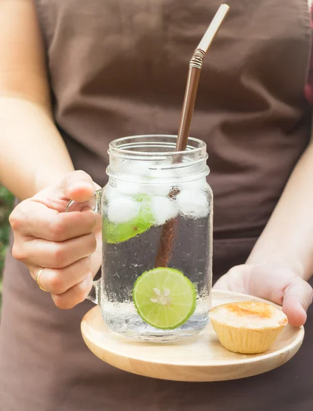 Mini torta de compota de frutas e limão Água de desintoxicação infundida — Fotografia de Stock