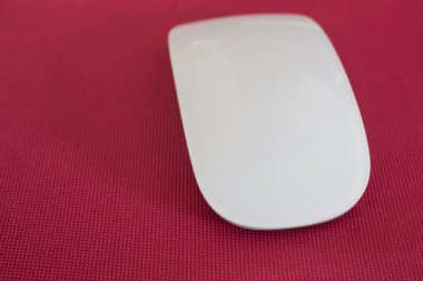 Kablosuz bilgisayar fare pembe bir arka plan üzerinde