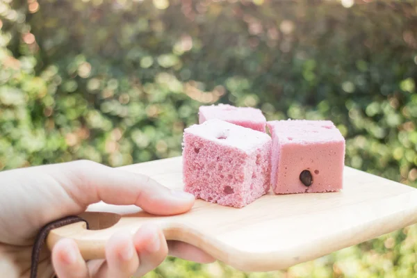 Hand on serving Thai steamed cotton cake — Stock Photo, Image