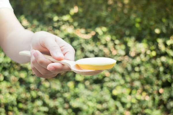 Hand on serving Thai traditional york cookies — Stock Photo, Image