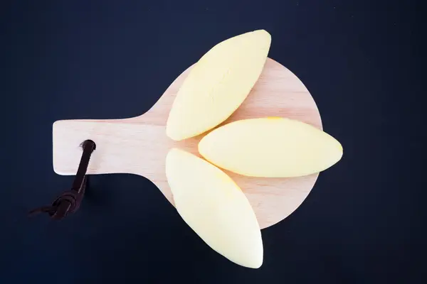 Galletas tailandesas tradicionales de york en placa de madera —  Fotos de Stock