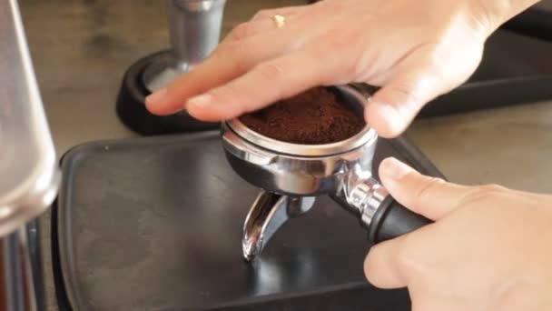 Barista değiştirilmeye ve espresso yapma portafilter çalışmak — Stok video