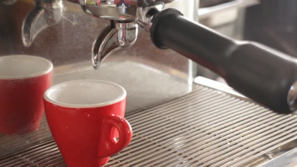 Hete espresso brouwen van machine — Stockvideo